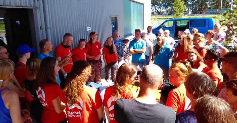 Hoofdleider Jan van der Leest spreekt de groep toe