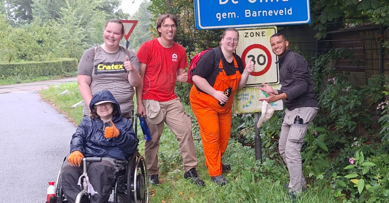 In de regen onderweg naar een gezinshuis