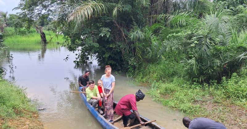 Tijdens de Sierra Leone express met een boot over de rivier