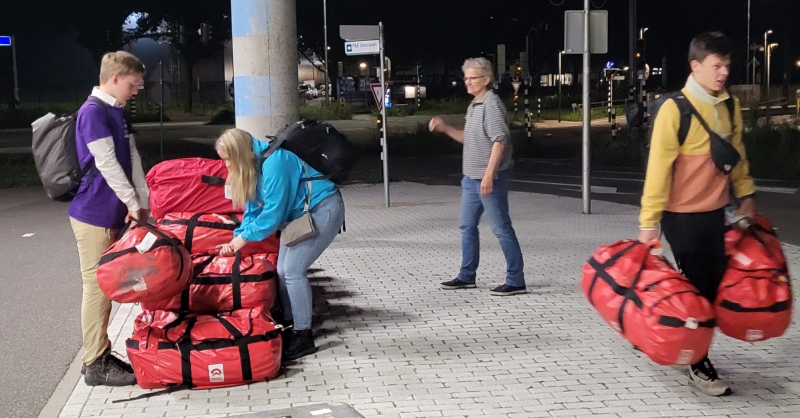 Alle rode tassen naar de bus