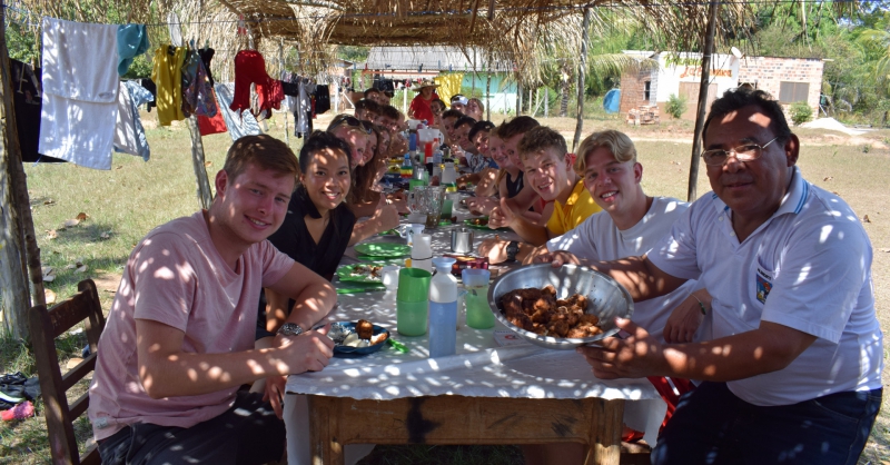 Lekkere lokale lunch met krokodil!