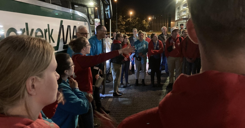 Hoofdleider Linda spreekt de groep toe