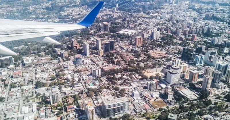Opstijgen boven Guatemala-stad (archieffoto)