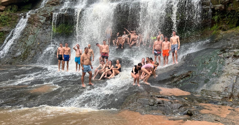 Een lekkere duik in een waterval, onderweg naar Sakpe