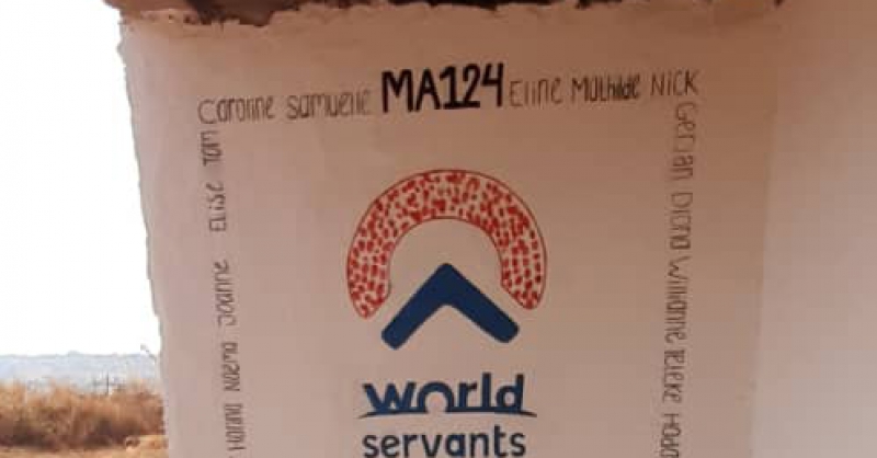 Logo's World Servants en CCAP op een van de woningen (klik op de foto voor het geheel)