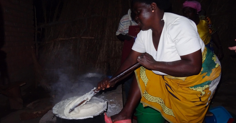 Florence maakt in Kamatimba (Malawi) de nsima