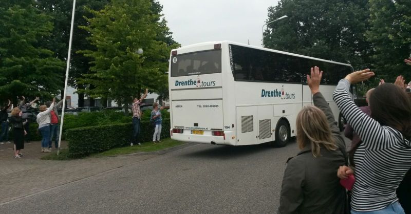 Onder veel belangstelling wordt de groep uitgezwaaid