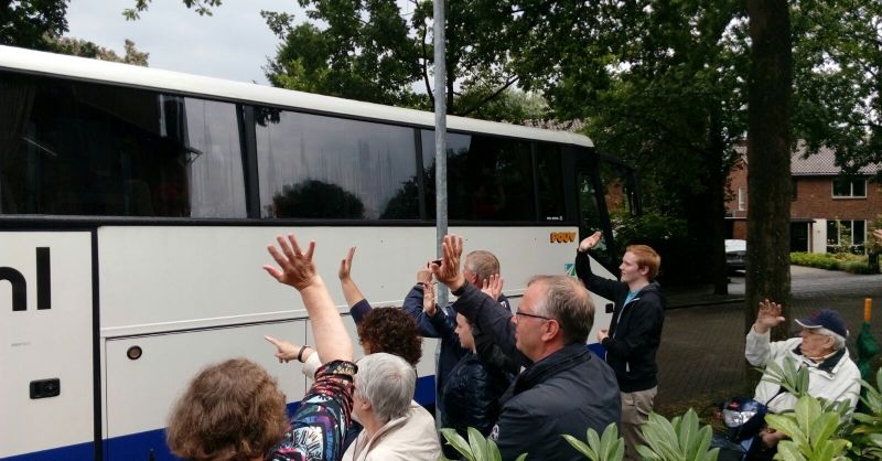 Handen in de lucht en zwaaien maar