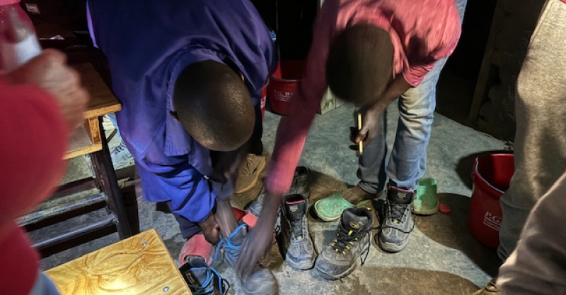 Samen met Mussa de werkschoenen uitdelen 