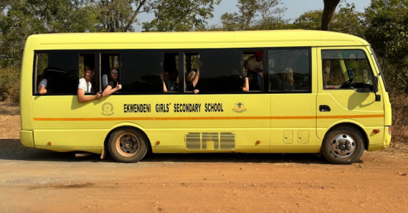 De lange busreis naar het safaripark 