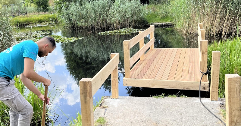 Het gebouwde vlot ligt in het water