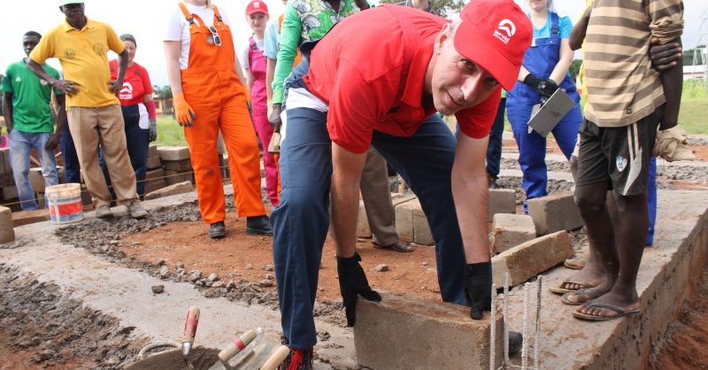 Natuurlijk moest de hoofdleider de eerste steen leggen