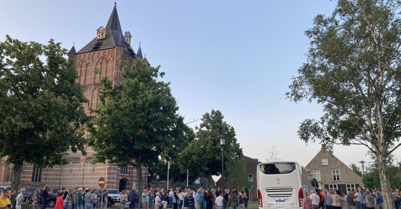 De groep vertrok onder de kerktoren