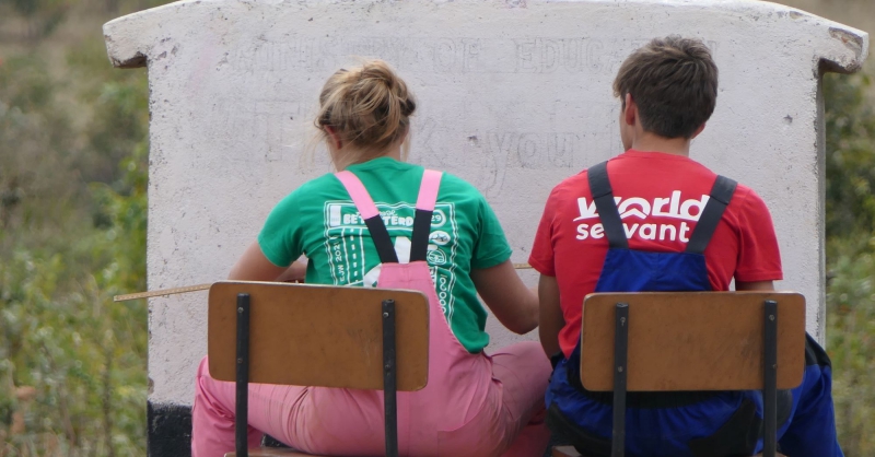 Vrijdag 21 juli. Roos en Jochem werken aan het verwelkomingsbord, straks ook een afscheidsbord.