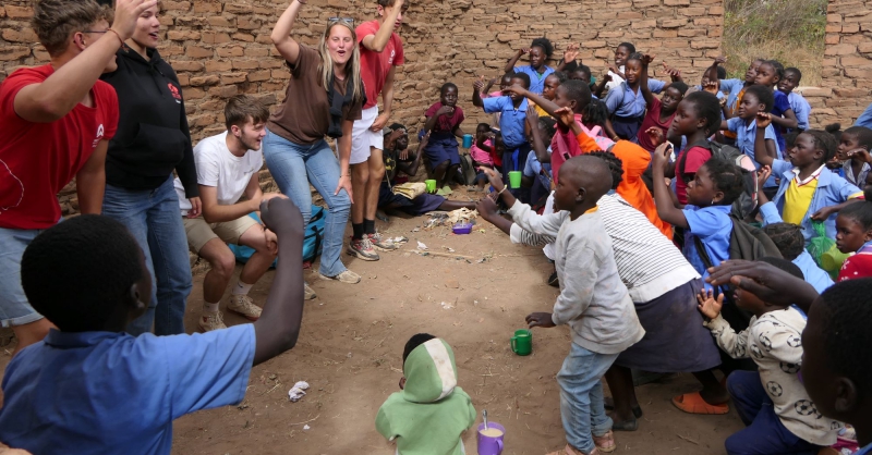 Vrijdag 21 juli. Bram Scherrenburg, Linde, Roel, Mirjam en Lennart zingen voor de laatste keer "Read your Bible" met de kinderen.