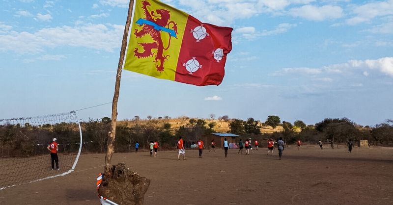 De vlag uit Sprang wappert boven het voetbalveld