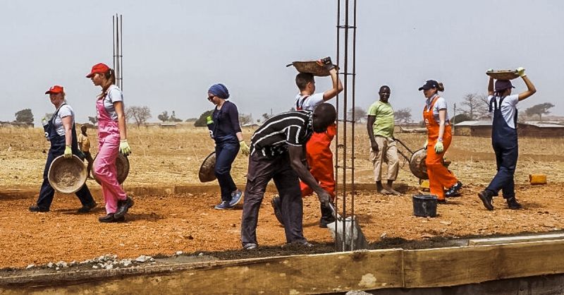 Zand, grind en cement worden in headpans vervoerd