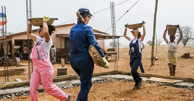 Zand, grind en cement worden in headpans vervoerd