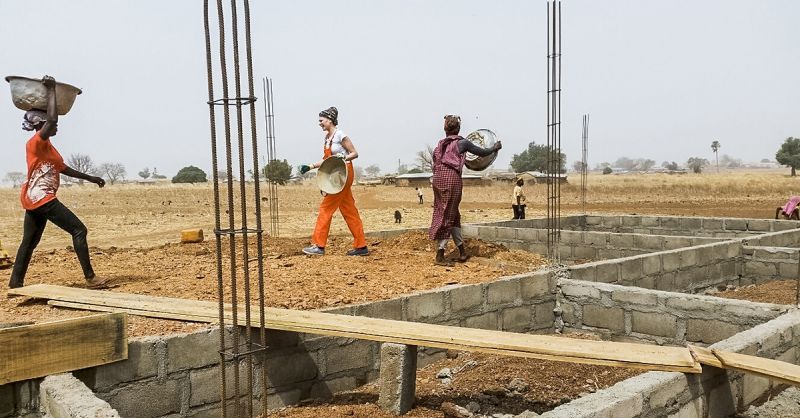 Zand, grind en cement worden in headpans vervoerd