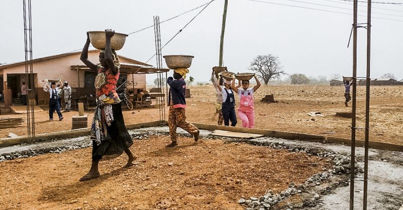 Zand, grind en cement worden in headpans vervoerd