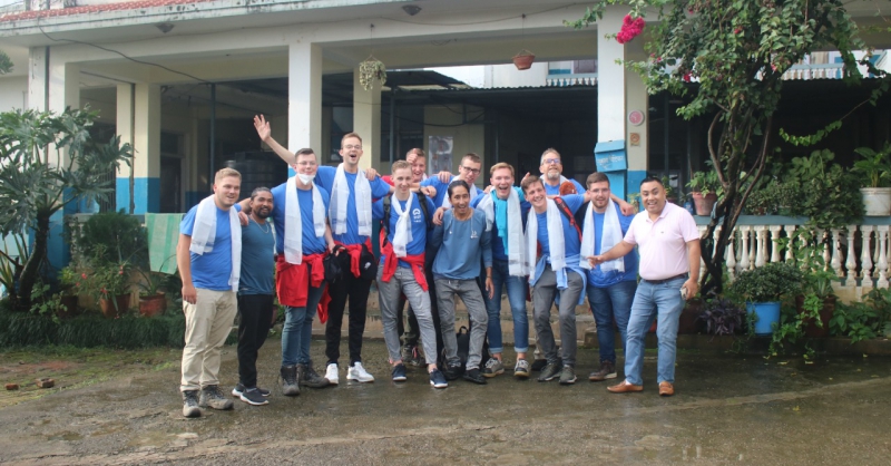 De heren voor hun slaapplaats, het boys hostel