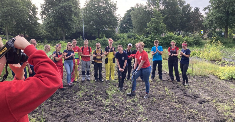 Het eerste onkruid wordt symbolisch gewied