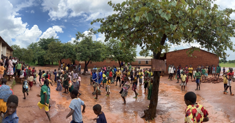 Het schoolplein en de klaslokalen