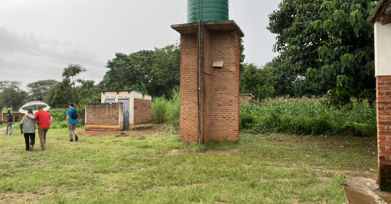 Watertoren en latrines