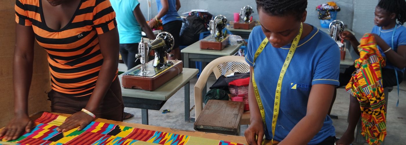 Meiden in Lifeline centre leren kleding maken