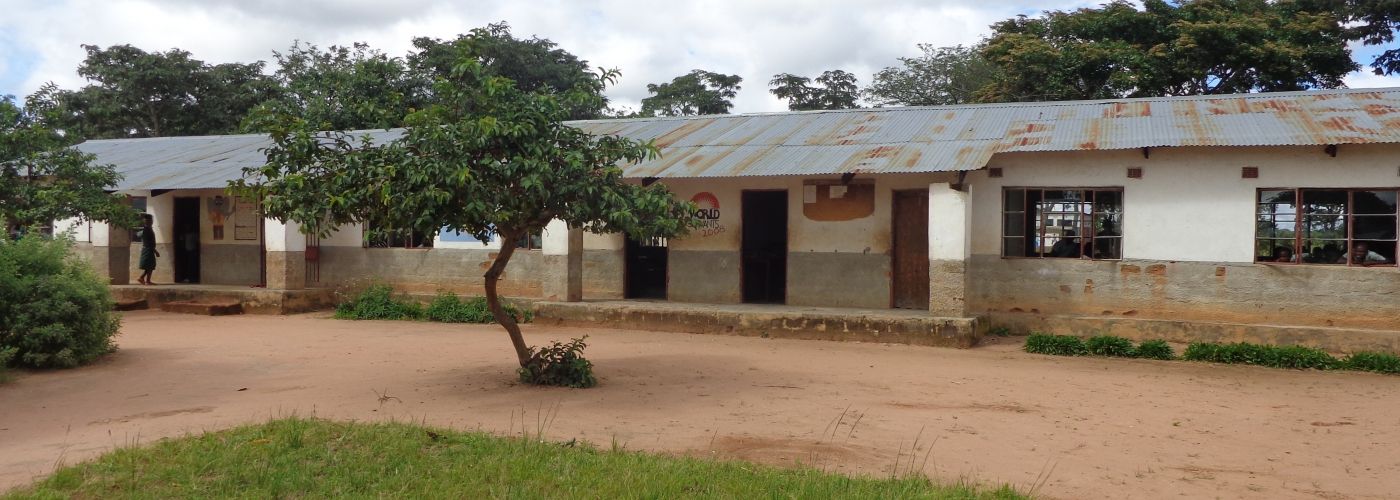Het schoolgebouw in Mwishala